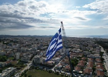 25η Μαρτίου: Η ιστορία της ελληνικής σημαίας – Γιατί έχει 9 γραμμές