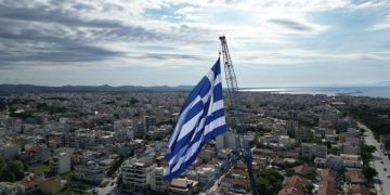 25η Μαρτίου: Η ιστορία της ελληνικής σημαίας – Γιατί έχει 9 γραμμές