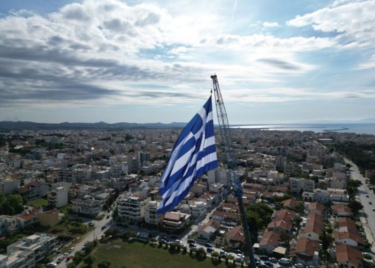 25η Μαρτίου: Η ιστορία της ελληνικής σημαίας – Γιατί έχει 9 γραμμές