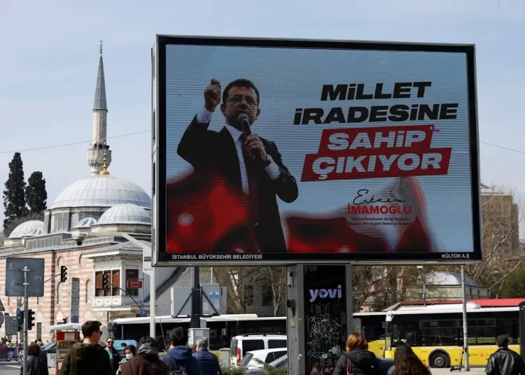 «Δεν θα υποκύψω ποτέ – Στέκομαι όρθιος» η πρώτη αντίδραση του Ιμάμογλου μετά την προφυλάκισή του