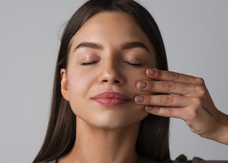 Aσκήσεις face yoga που ξανανιώνουν το πρόσωπο σε 5′