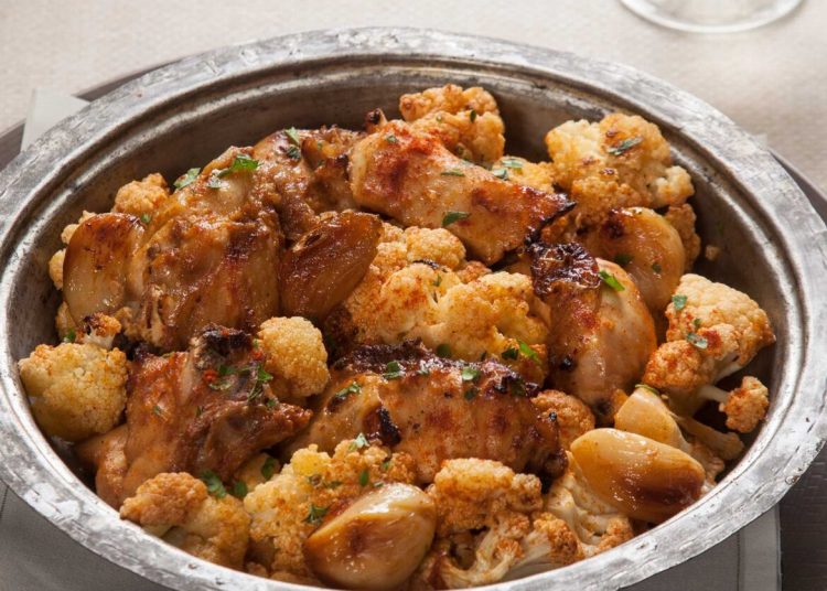 Κοτόπουλο στον φούρνο με κουνουπίδι και καπνιστή πάπρικα