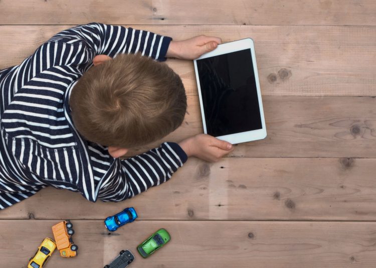 Κίνδυνος μανίας & διαταραχής για τα 10χρονα που ασχολούνται με οθόνες