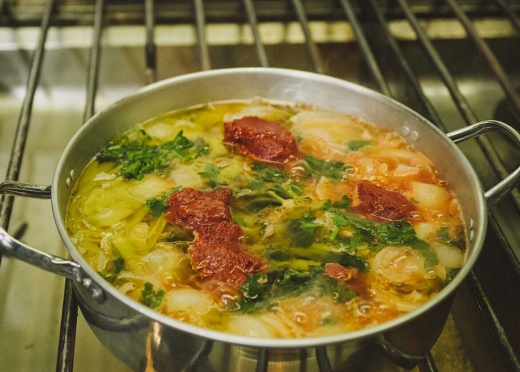 Μπακαλιάρος με πατάτες γιαχνί από το Άγιον Όρος