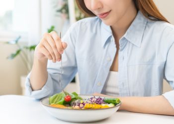 Νηστεία: Πότε «ρίχνει» τη χοληστερόλη και πότε παχαίνει