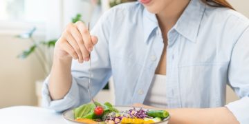 Νηστεία: Πότε «ρίχνει» τη χοληστερόλη και πότε παχαίνει