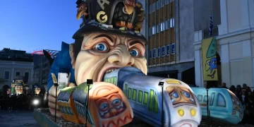 Πατρινό καρναβάλι με κέφι και χορό: Θεαματικά άρματα και χαρούμενοι μασκαράδες στην παρέλαση