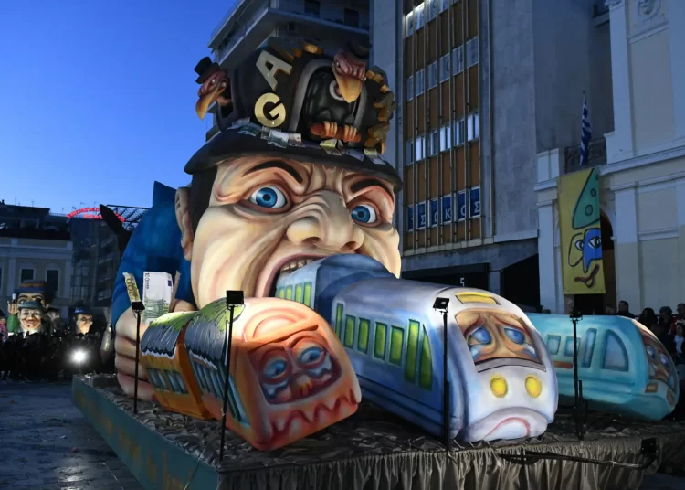 Πατρινό καρναβάλι με κέφι και χορό: Θεαματικά άρματα και χαρούμενοι μασκαράδες στην παρέλαση