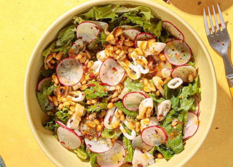 Πράσινη σαλάτα με καλαμάρια σοτέ και σουσάμι