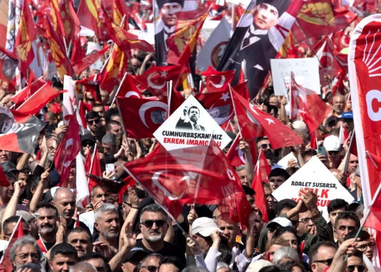 Λαοθάλασσα για τον Ιμάμογλου στην Κωνσταντινούπολη: Η ομιλία του με ΑΙ, τα συνθήματα για «δικαιοσύνη» και ο… Μπάτμαν