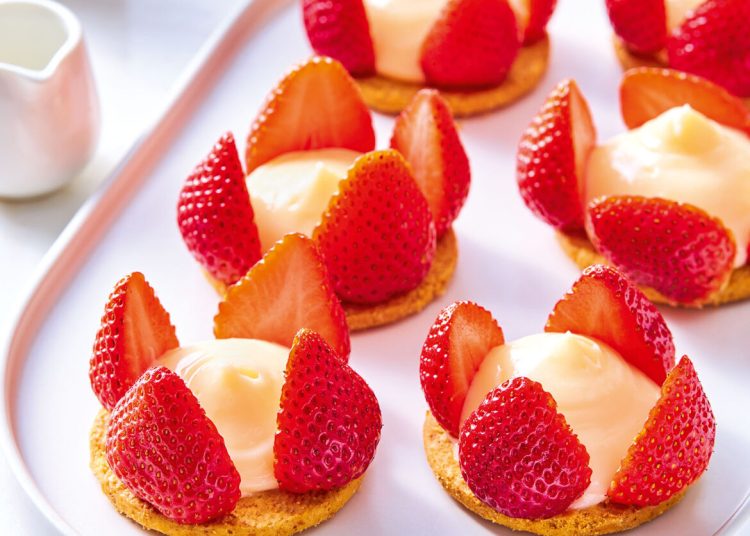 Εύκολο κέρασμα με έτοιμα μπισκότα, κρέμα και φράουλες