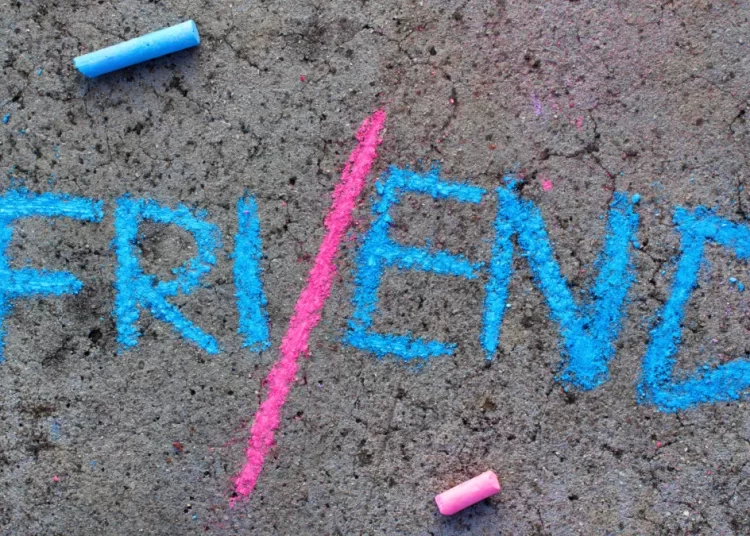 Πότε και γιατί (πρέπει) να τελειώνουν οι φιλίες – Μία ψυχολόγος περιγράφει τα σημάδια της φθοράς