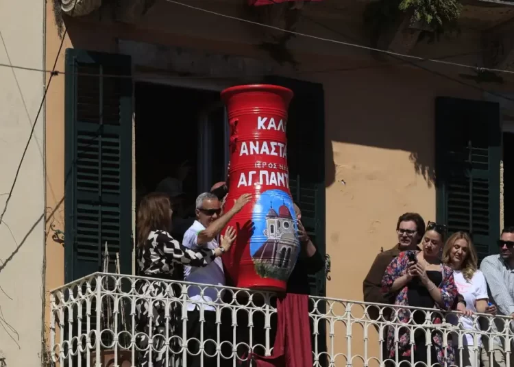 Πάσχα: Το σπάσιμο των μπότηδων από την Κέρκυρα