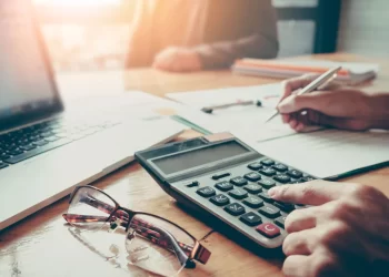 ΑΑΔΕ: Ανακάλυψε φοροδιαφυγή €3,1 δισ. το 2024 – Οι «φτωχοί» κροίσοι, η «φάμπρικα» εικονικών τιμολογίων και οι χρυσές μπίζνες με τις ΙΚΕ