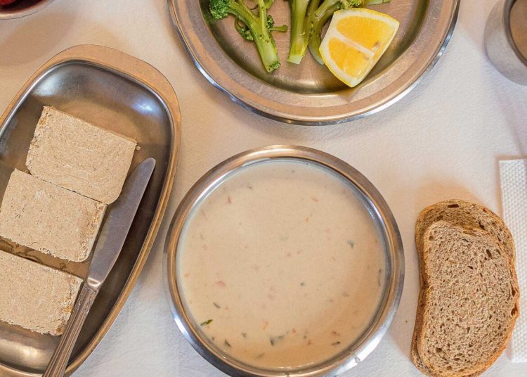 Ταχινόσουπα με κριθαράκι