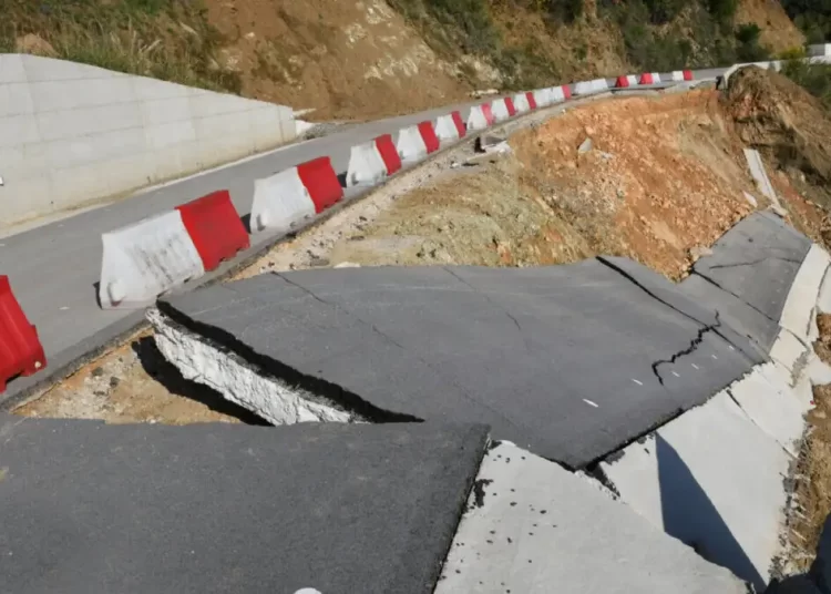 Κατέρρευσε ο ολοκαίνουριος δρόμος των 15 εκατομμυρίων στη Θεσσαλία λίγο πριν παραδοθεί – Παρέμβαση εισαγγελέα