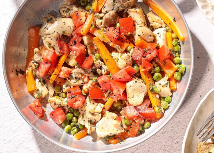 Tηγανιά κοτόπουλου με αρακά και καρότα