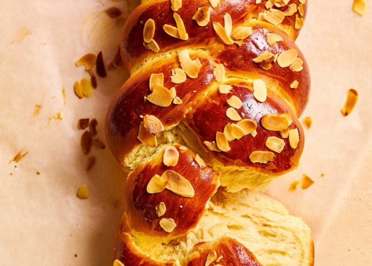 Φτιάχνουμε τσουρέκια με διάφορες συνταγές