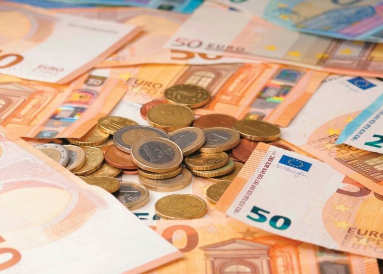 Αφού το Δημόσιο έχει υπερπλεόνασμα γιατί δεν πληρώνει;