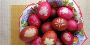 Πώς βράζουμε σωστά κόκκινα αυγά – Το tip για να μην σπάσουν