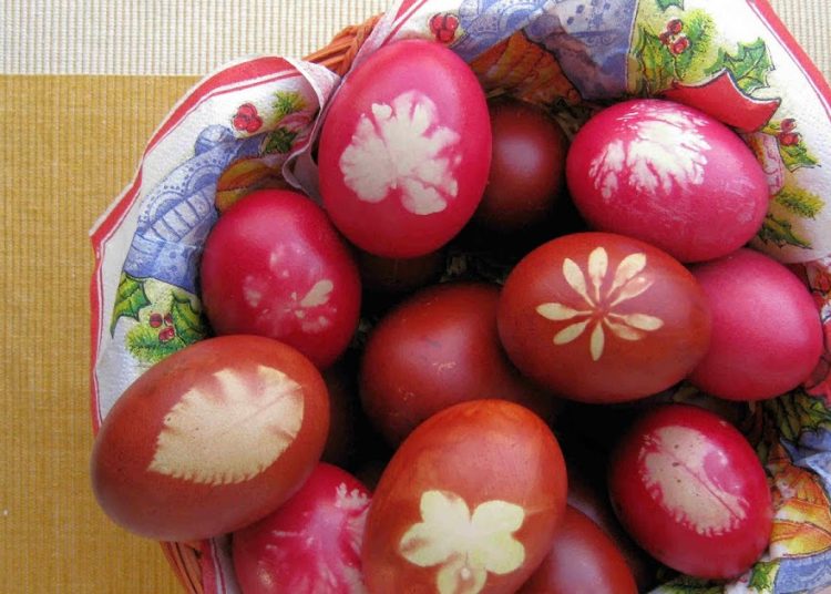 Πώς βράζουμε σωστά κόκκινα αυγά – Το tip για να μην σπάσουν