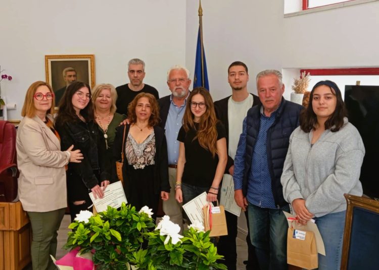 Ο Δήμος Ήλιδας βράβευσε την την ομάδα ρομποτικής 2ου ΓΕΛ Αμαλιάδας για τις πρόσφατες επιτυχίες της