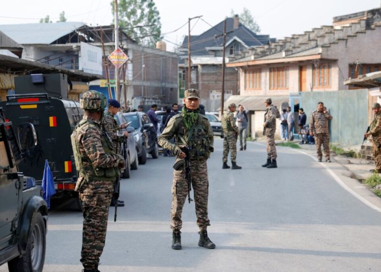 Στα πρόθυρα πολέμου η Ινδία και το Πακιστάν: Τους 33 έφτασαν οι νεκροί
