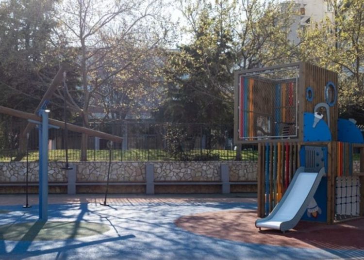 Πάτρα: Αναστάτωση σε παιδική χαρά – Χειροπέδες σε γυμνό άνδρα