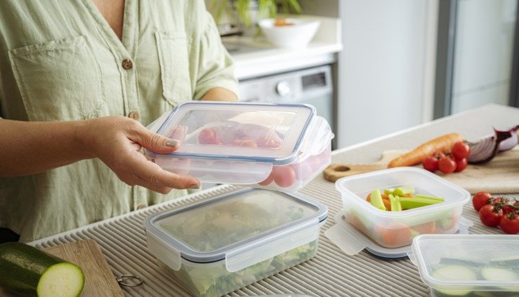 Πώς τα πλαστικά τάπερ και τα πλαστικά παιχνίδια συνδέονται με προβλήματα στην καρδιά