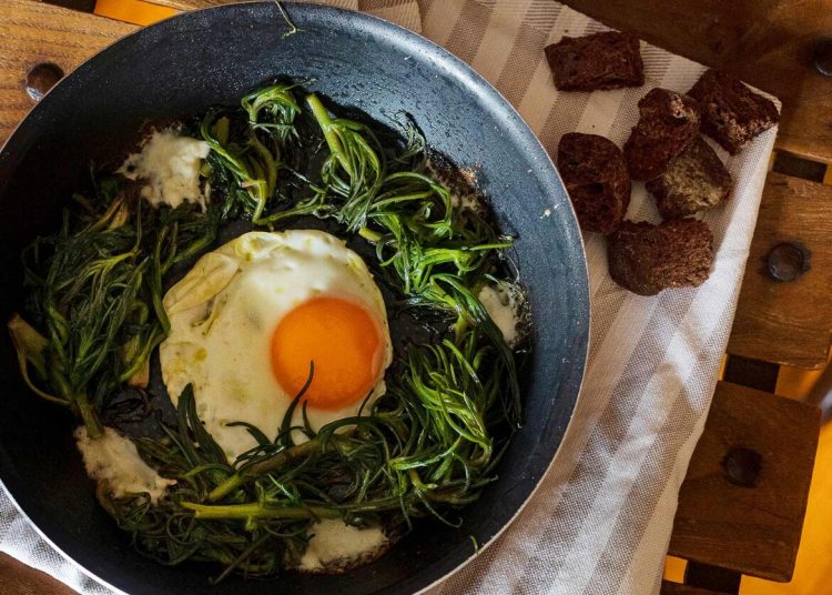 Αλμύρα τσιγαριαστή με αυγό μάτι και φέτα