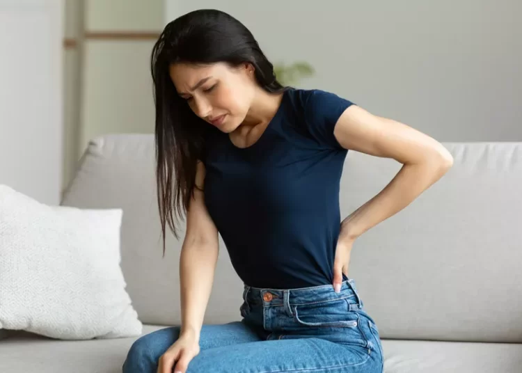 Κήλη μεσοσπονδύλιου δίσκου: 6 παράγοντες κινδύνου – Πότε χρειάζεται επέμβαση