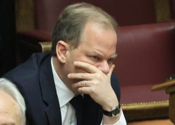 57 νεκροί στα Τέμπη αλλά για πλημμέλημα προτείνει η ΝΔ τον Καραμανλή