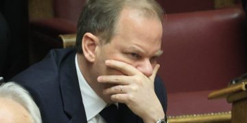 57 νεκροί στα Τέμπη αλλά για πλημμέλημα προτείνει η ΝΔ τον Καραμανλή