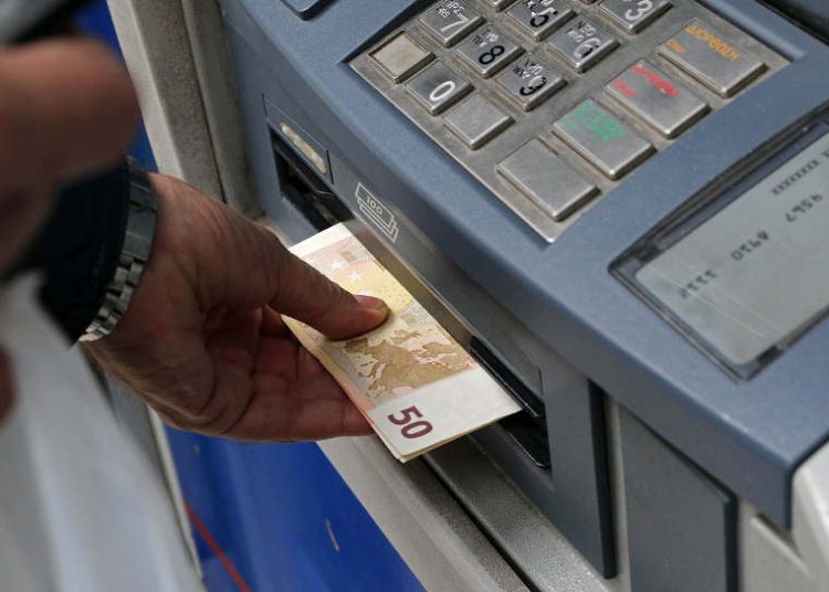 Πύργος: Ανήλικος ρομά έκλεψε χρήματα από ηλικιωμένο έξω από το ΑΤΜ