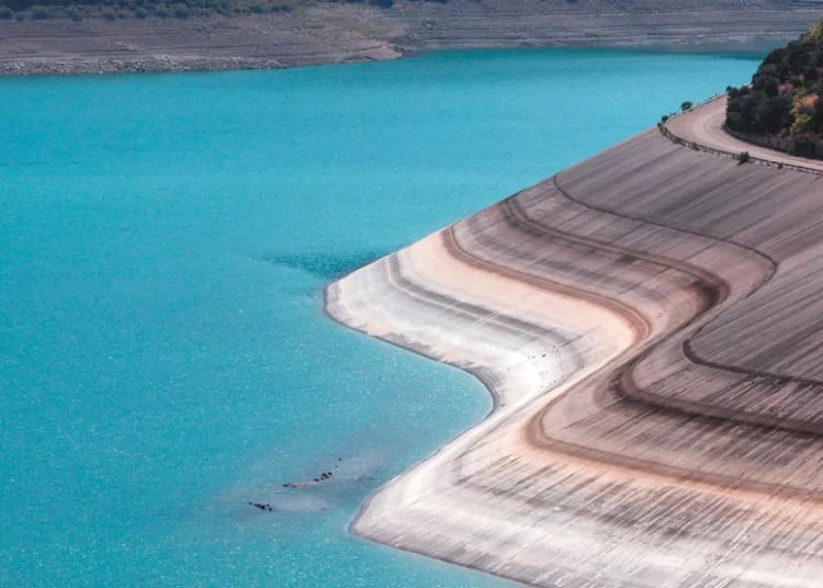 Σενάρια για ερημοποίηση της μισής Ελλάδας: Το 50% του νερού χάνεται πριν τη βρύση
