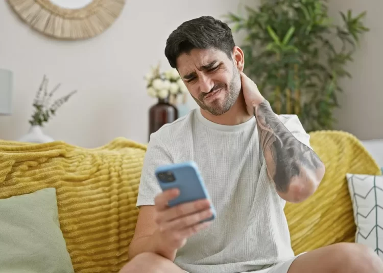 Το σύνδρομο που καταπονεί τον αυχένα – Τι φταίει – Tips αντιμετώπισης από τους ειδικούς