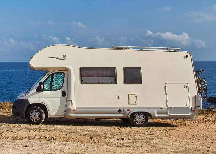 Υπουργείο Τουρισμού για τα τροχόσπιτα: Βάζουμε τέλος στην καταχρηστική κατάληψη δασών, αιγιαλών, αρχαιολογικών χώρων