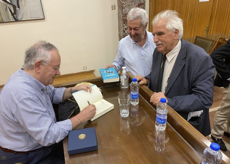 Πύργος: Παρουσιάστηκε το βιβλίο του συνταγματολόγου Νίκου Αλιβιζάτου