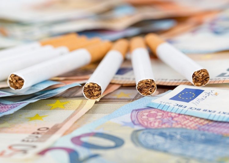 Φωτιά στις τσέπες των καπνιστών βάζουν οι Βρυξέλλες (πίνακες)
