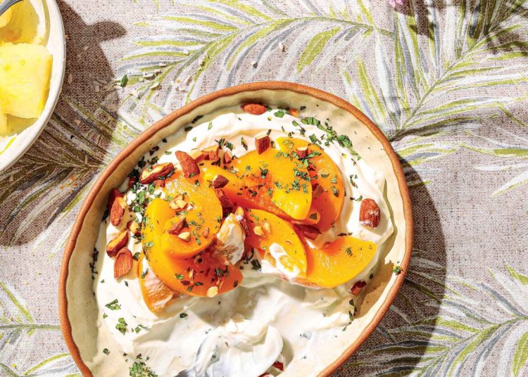 Σαλάτα με ροδάκινα, νεκταρίνια, γιαούρτι και δυόσμο