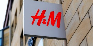 Η ιστορία της H&M: Από ένα μικρό κατάστημα στο Βεστερός, σε διεθνή αυτοκρατορία μόδας