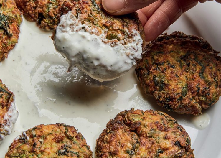 Κολοκυθοκεφτέδες με σάλτσα φέτας