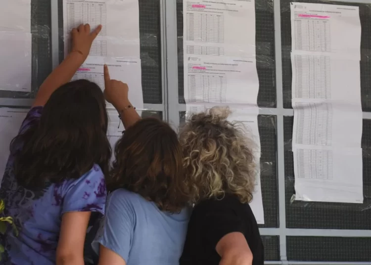 Πανελλαδικές: Οι Μηχανικοί ξεπέρασαν τους Γιατρούς στη Φυσική, πάνω από 18 έγραψαν στην Οικονομία οι τρεις στους δέκα – Πώς θα διαμορφωθούν οι βάσεις εισαγωγής