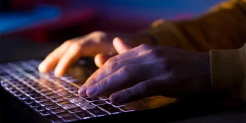 «Αλλάξτε τους κωδικούς σας τώρα!» λένε οι ειδικοί μετά τη διαρροή των 16 δισ. credentials σε πλατφόρμες, όπως Apple, Facebook και Google