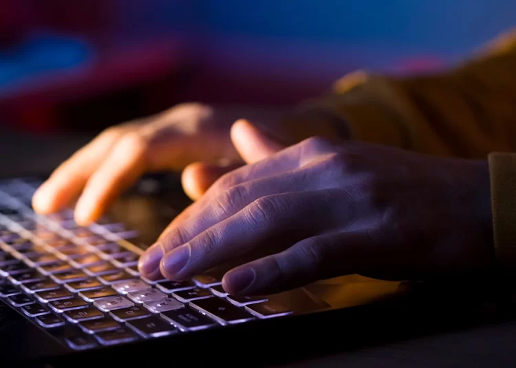 «Αλλάξτε τους κωδικούς σας τώρα!» λένε οι ειδικοί μετά τη διαρροή των 16 δισ. credentials σε πλατφόρμες, όπως Apple, Facebook και Google