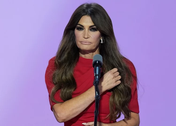 Μετοχές, εταιρείες και podcast – Από πού έβγαλε τα εκατομμύριά της η νέα πρεσβευτής των ΗΠΑ Κίμπερλι Γκιλφόιλ