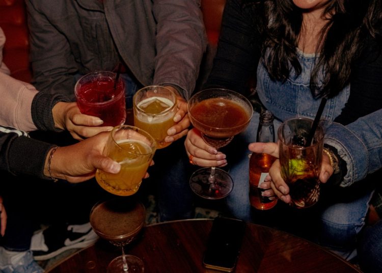 Ελλάδα: Οι ανήλικοι πίνουν αλκοόλ πιο πολύ από τους άλλους Ευρωπαίους