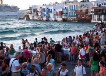 Ξεφτίζει το ελληνικό τουριστικό μοντέλο – Εντυπωσιακή αύξηση των αφίξεων αλλά δραματική μείωση των εσόδων