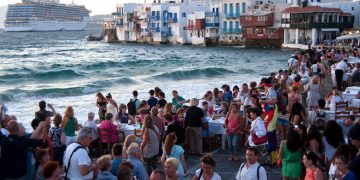 Ξεφτίζει το ελληνικό τουριστικό μοντέλο – Εντυπωσιακή αύξηση των αφίξεων αλλά δραματική μείωση των εσόδων