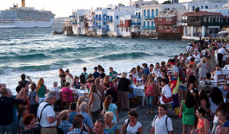 Ξεφτίζει το ελληνικό τουριστικό μοντέλο – Εντυπωσιακή αύξηση των αφίξεων αλλά δραματική μείωση των εσόδων